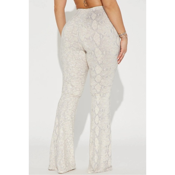 Snakeskin cream/white flare pants juniors size small high rise stretchy - Picture 3 of 3